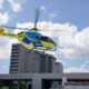 Helicóptero sanitario del Sacyl despegando frente a un hospital
