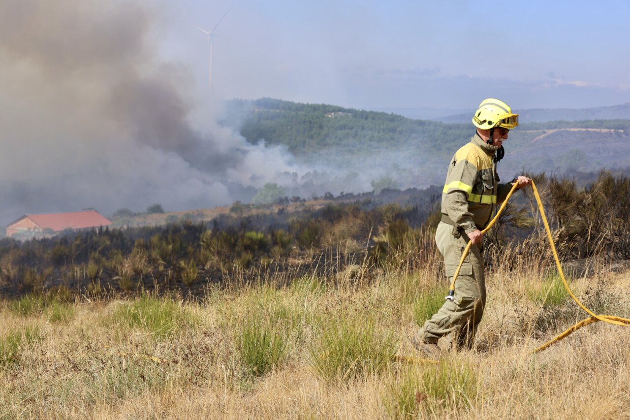 Bombero trabajando en un incendio forestal en Murias de Ponjos