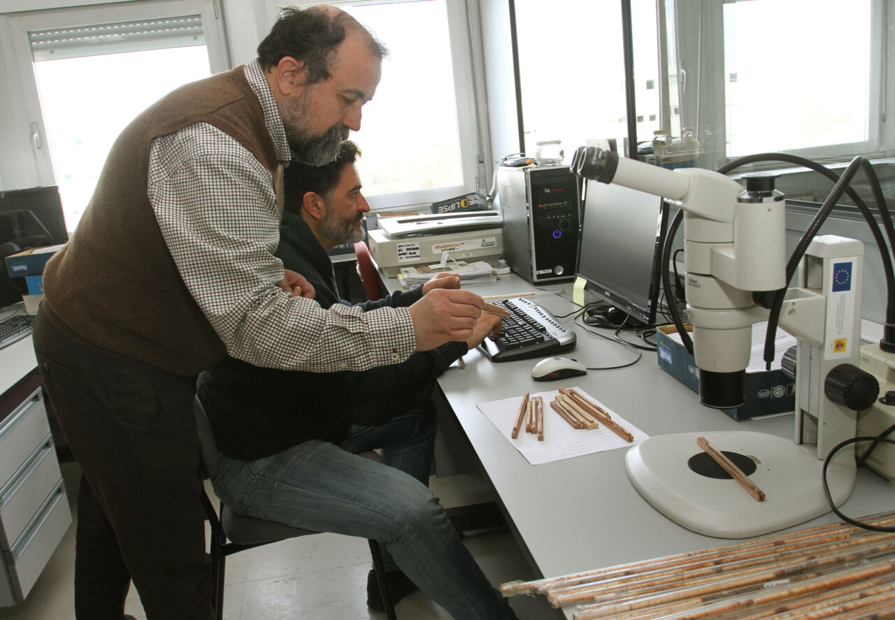 Felipe Bravo y un colega trabajando en un laboratorio universitario