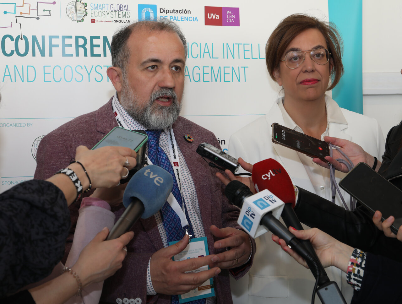Felipe Bravo durante una conferencia sobre gestión de ecosistemas.