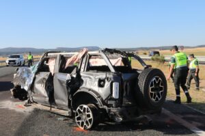 Vehículo volcado tras un accidente de tráfico en la A-67 cerca de Herrera de Pisuerga.