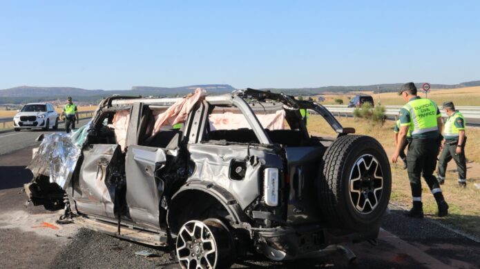 Vehículo volcado tras un accidente de tráfico en la A-67 cerca de Herrera de Pisuerga.