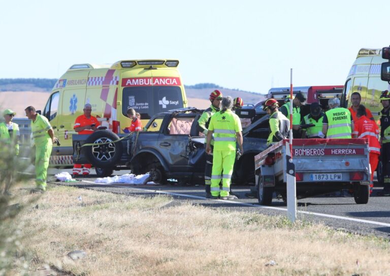 Accidente de tráfico en la A-67 con servicios de emergencia presentes