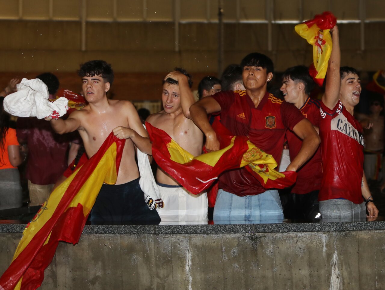 Jóvenes celebrando con banderas de España en Palencia