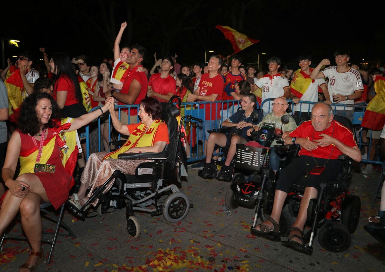 Aficionados celebrando la victoria de España en el Mundial de fútbol en Palencia