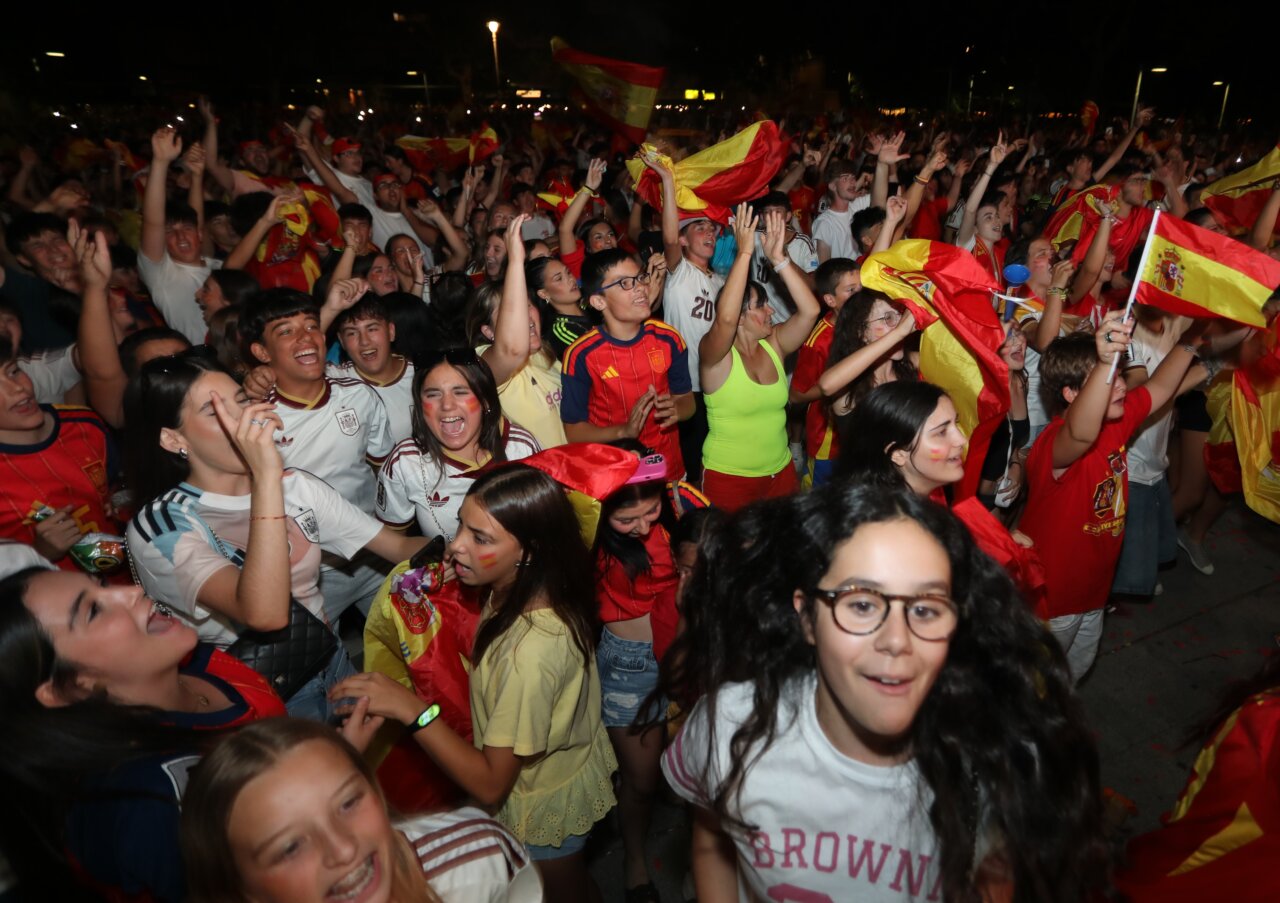 Aficionados celebrando la victoria de España en el Mundial de fútbol en Palencia