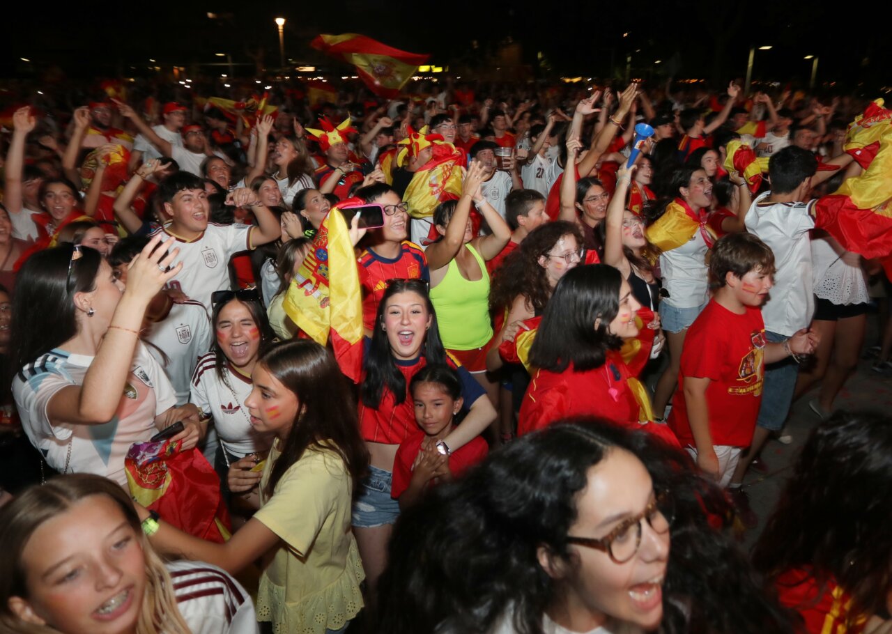 Aficionados celebrando la victoria de España en el Mundial de fútbol en Palencia.