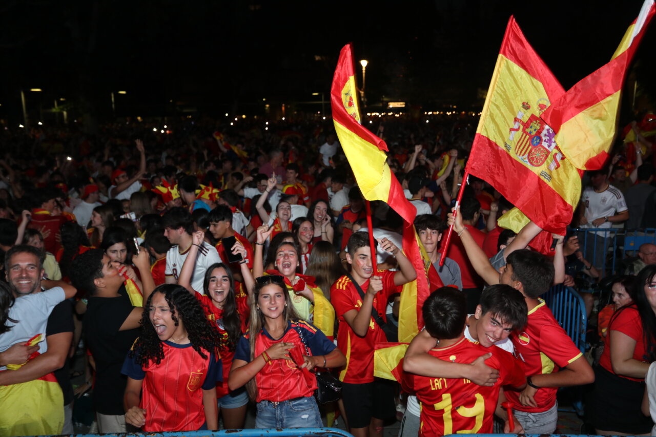 Aficionados celebrando la victoria de España en el Mundial de fútbol