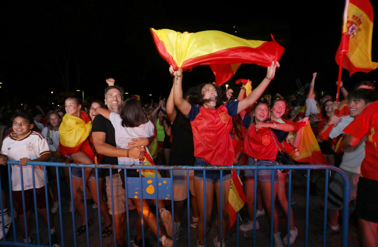Aficionados celebrando la victoria de España en el Mundial de fútbol