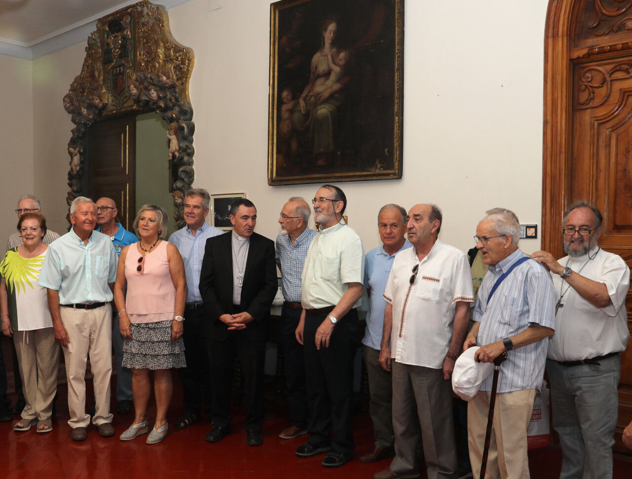 Grupo de misioneros palentinos reunidos en el Obispado
