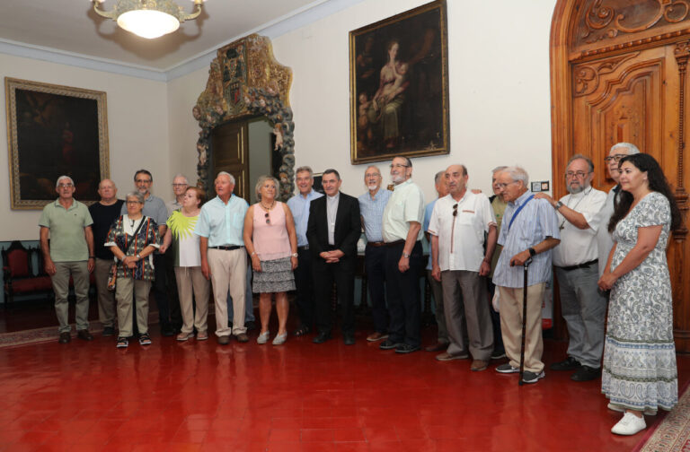 Grupo de misioneros palentinos reunidos en el Obispado antes de una jornada de convivencia.