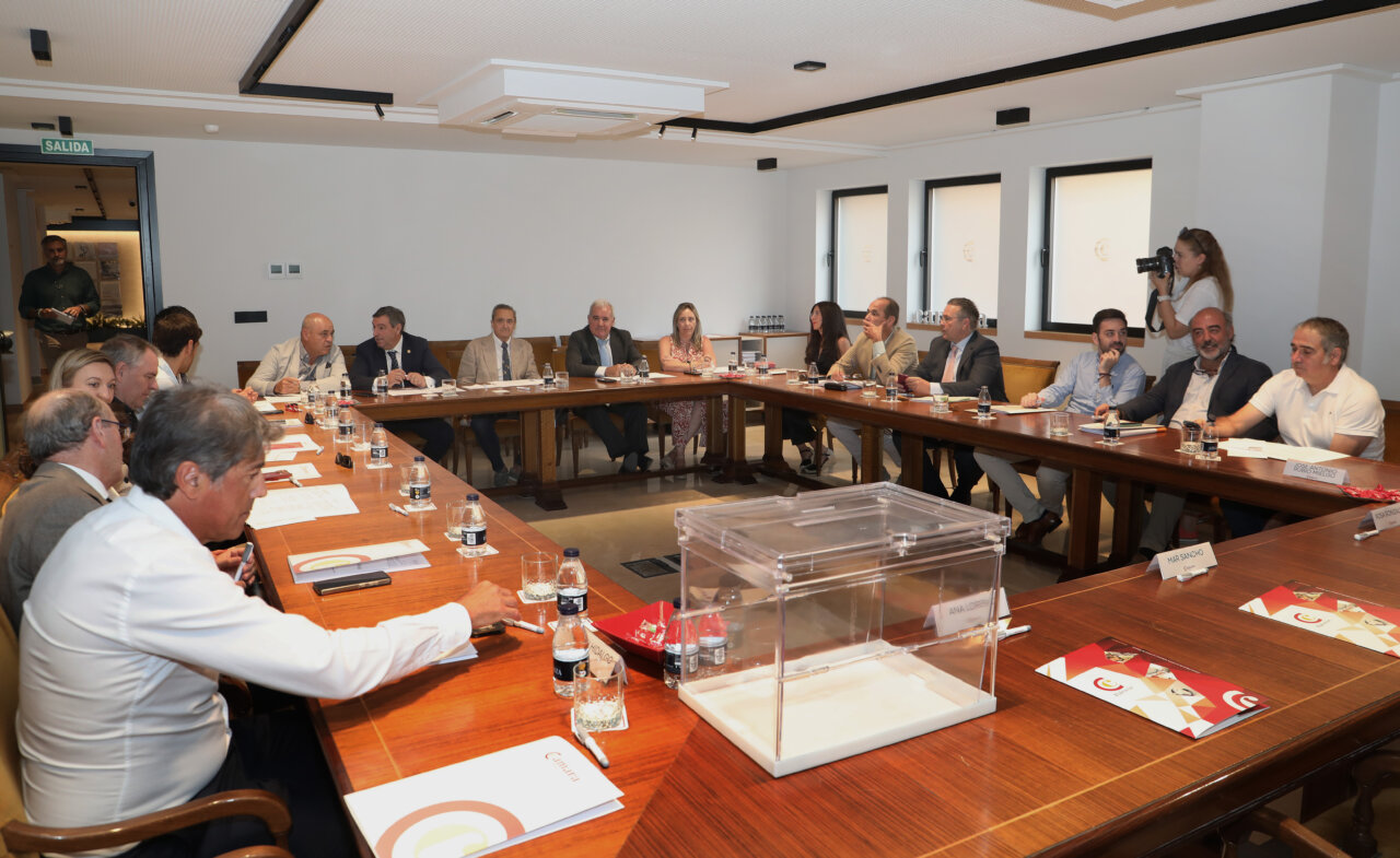 Reunión de la Cámara de Comercio de Palencia con Conrado Merino al frente.
