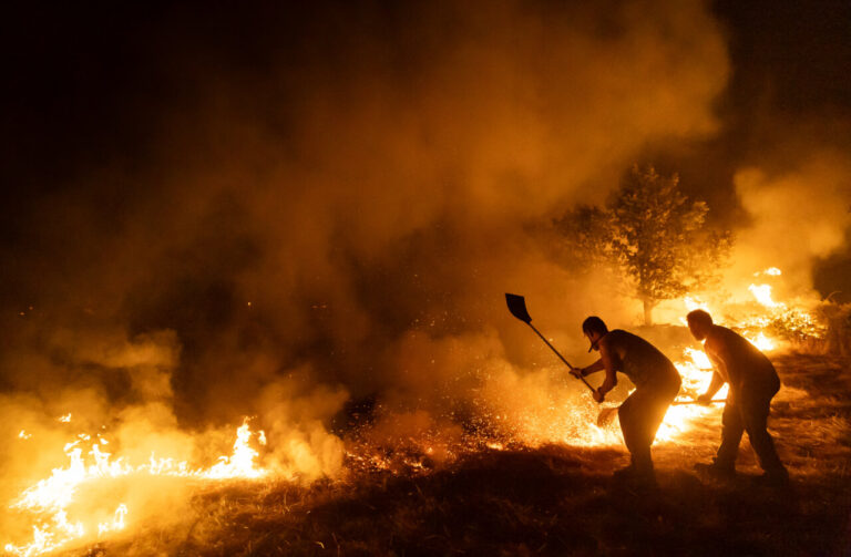 Personas trabajando para controlar un incendio forestal en Burgohondo