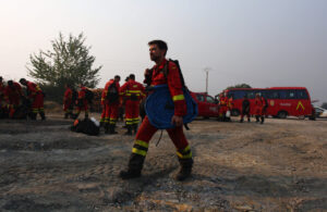 Miembros de la UME trabajando en la contención de incendios forestales