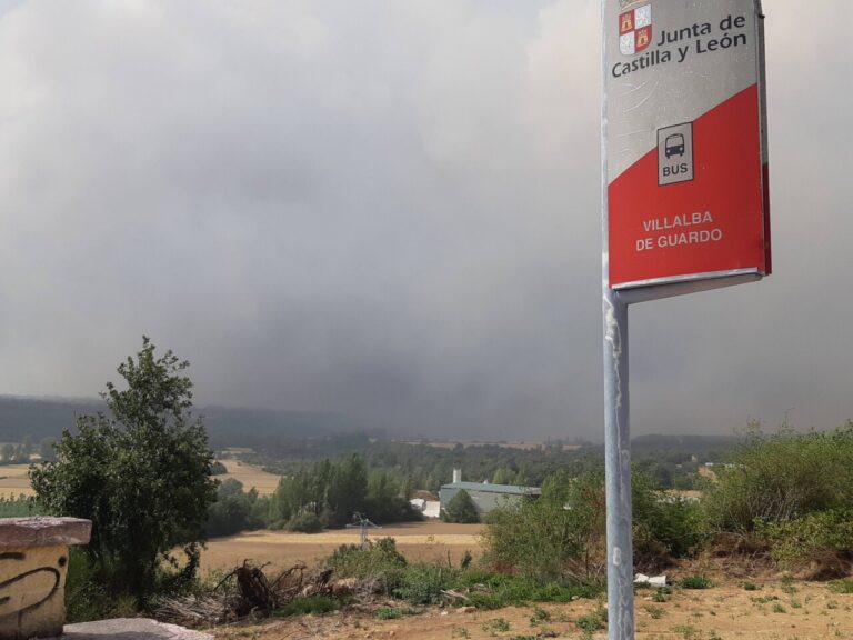 Paisaje de Villalba de Guardo con humo de incendio forestal