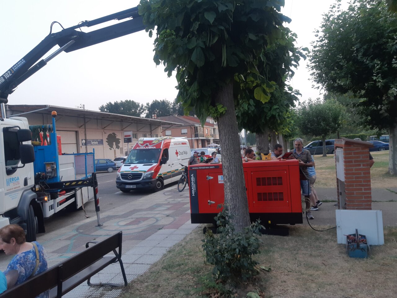 Camión de emergencias y ambulancia en un municipio de Palencia