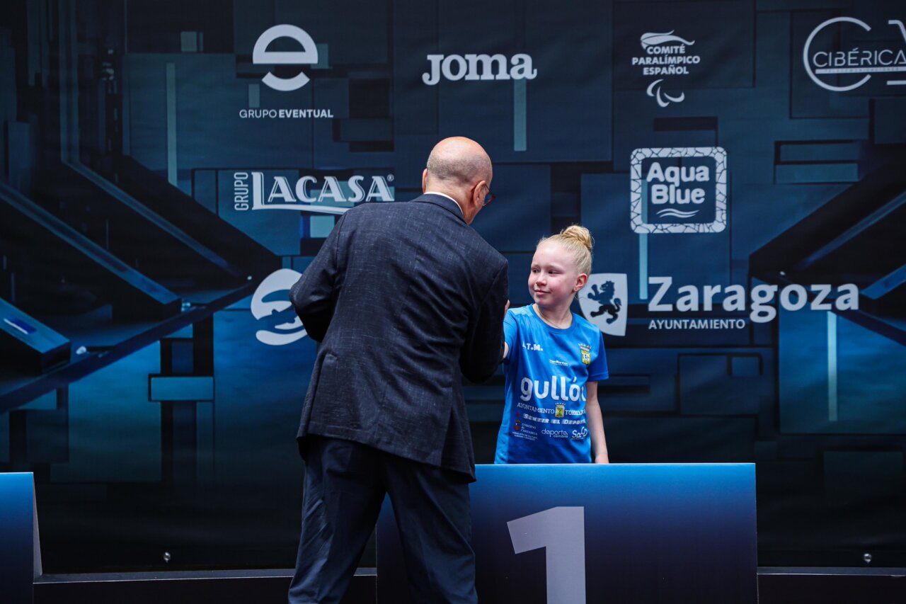 Nerea Hidalgo recibiendo una medalla en el campeonato de España de tenis de mesa
