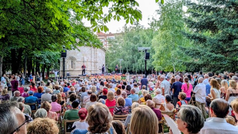 Concierto al aire libre en la Huerta de las Delicias con público disfrutando