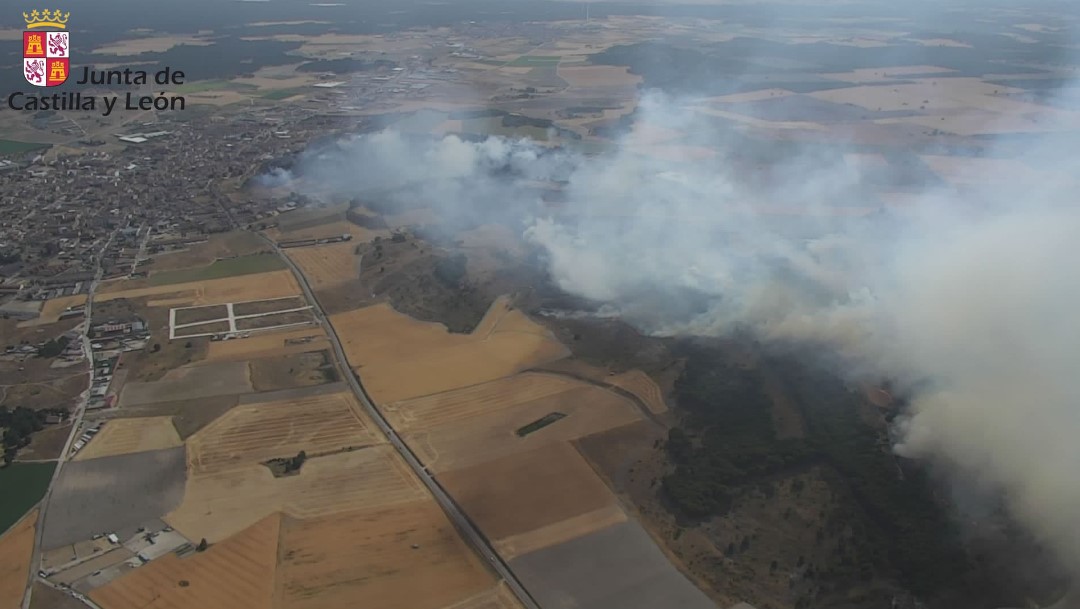 Vista aérea del incendio en Íscar con humo y campos alrededor