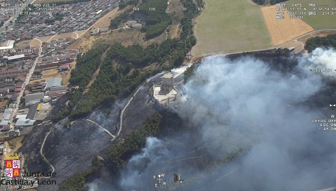 Vista aérea del incendio en Íscar cerca del castillo y centro de visitantes
