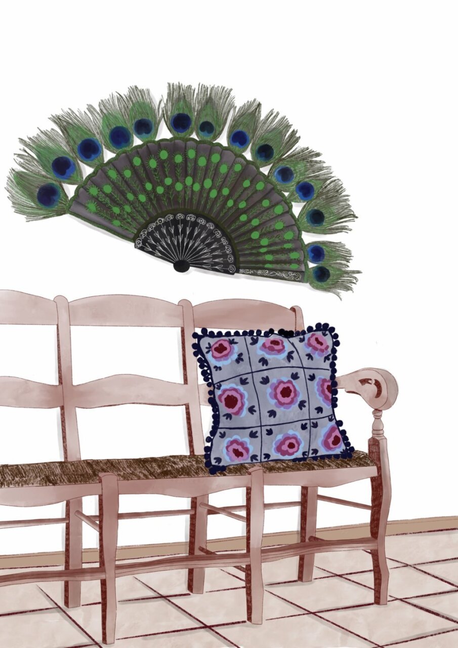 Ilustración de un sillón con un cojín y un abanico decorativo