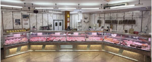 Interior de la carnicería Alonso con productos cárnicos expuestos