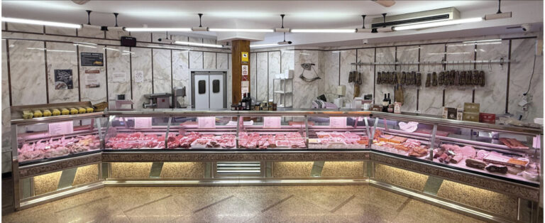 Interior de la carnicería Alonso con productos cárnicos expuestos