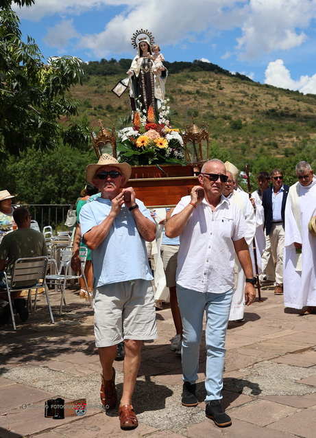 Personas llevando la imagen de la Virgen del Carmen durante la romería en Barruelo