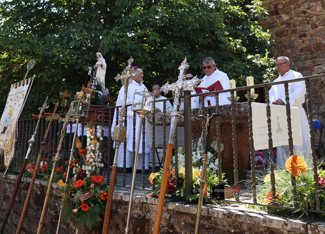 Ceremonia en el Santuario de Nuestra Señora del Carmen con sacerdotes y decoraciones florales