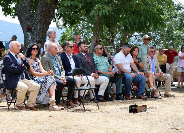 Asistentes sentados en la celebración de las Fiestas del Carmen en Barruelo