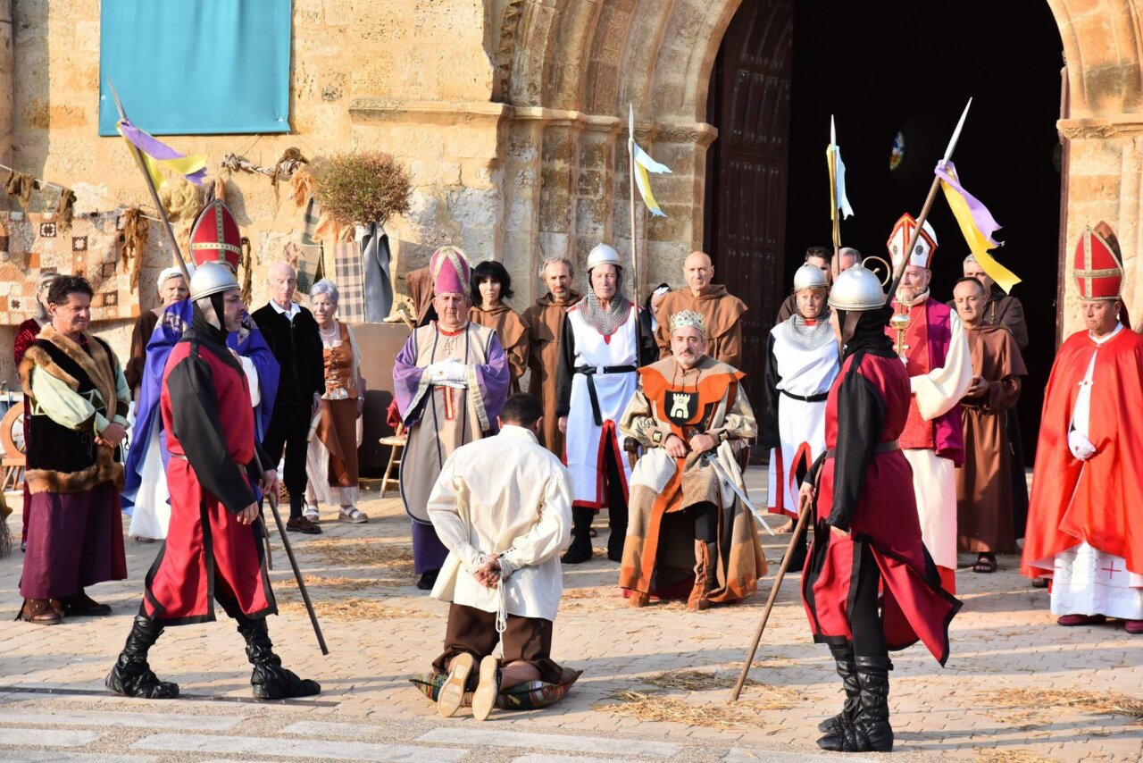 Representación histórica en Husillos con personajes medievales y vestimenta tradicional