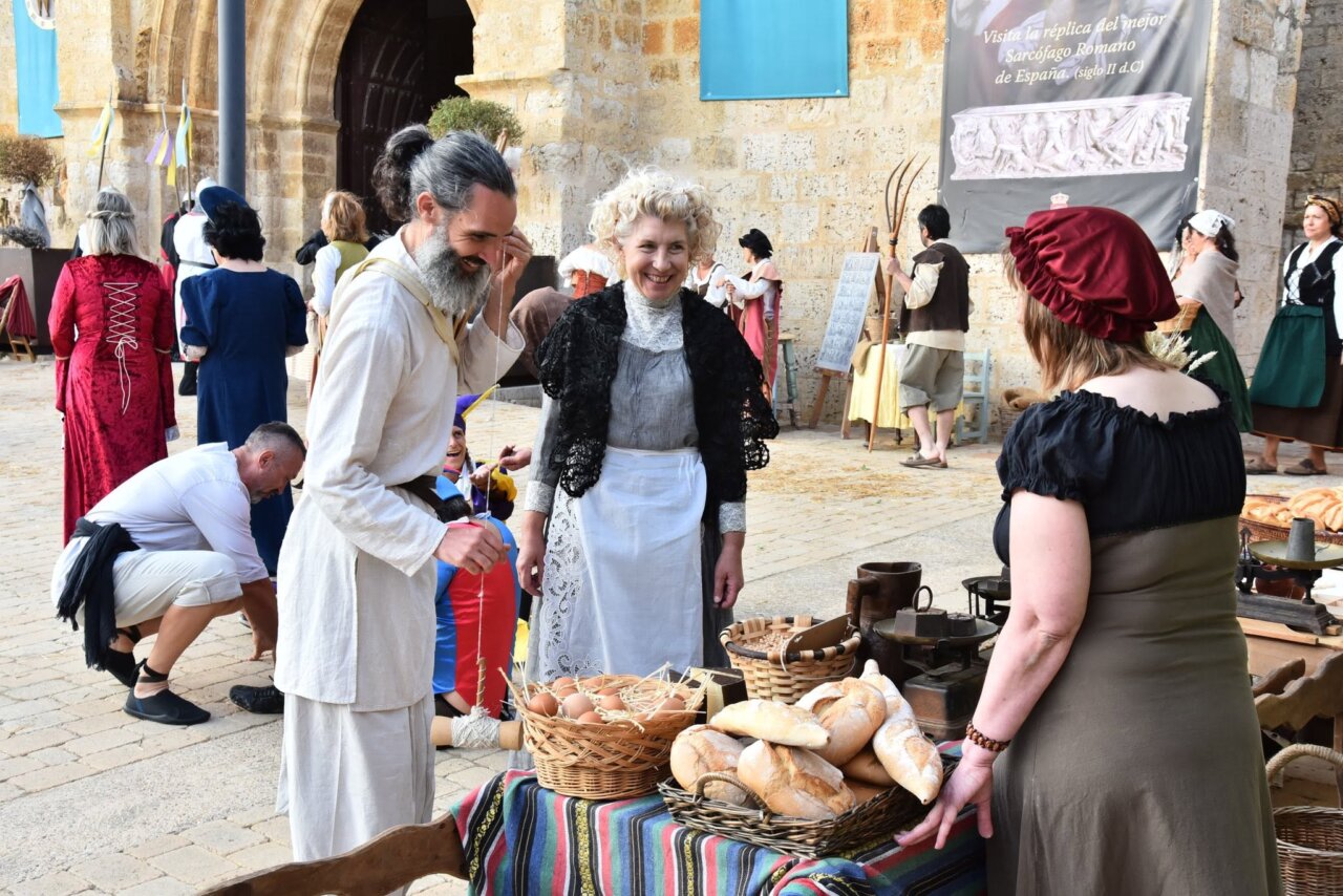 Vecinos de Husillos recrean escenas históricas con trajes tradicionales