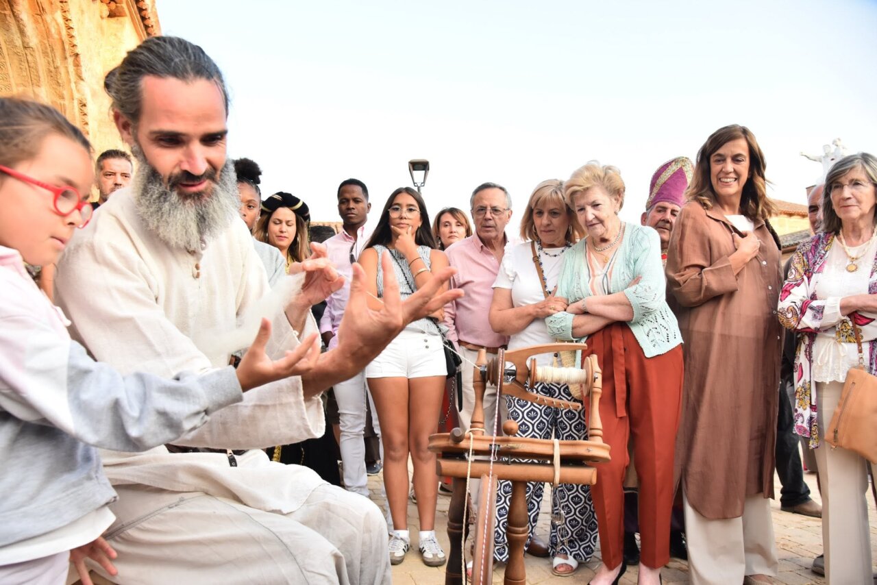 Vecinos de Husillos recrean escenas históricas en un evento comunitario