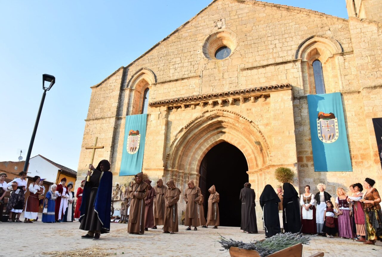 Representación histórica en Husillos con vecinos y trajes tradicionales