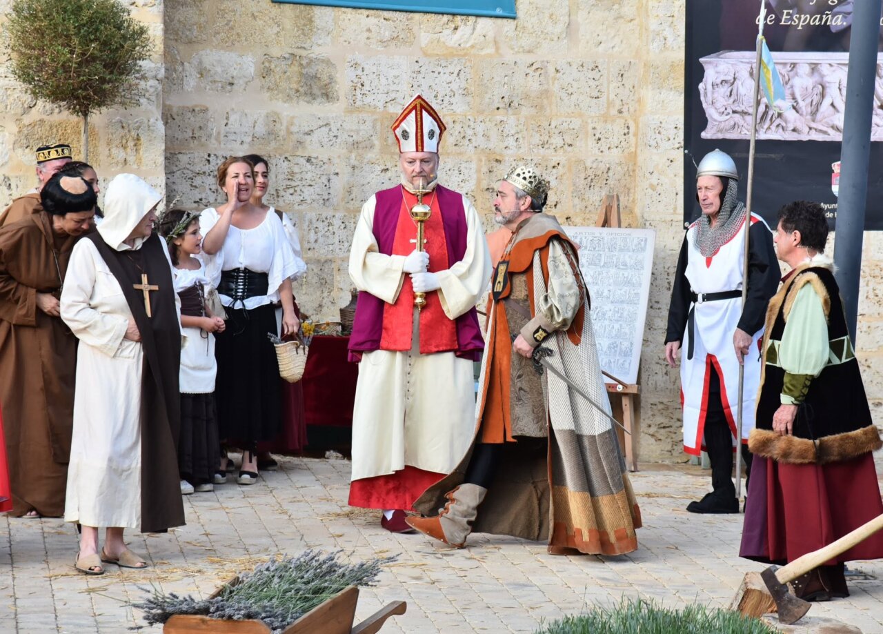 Recreación histórica en Husillos con personajes vestidos de época