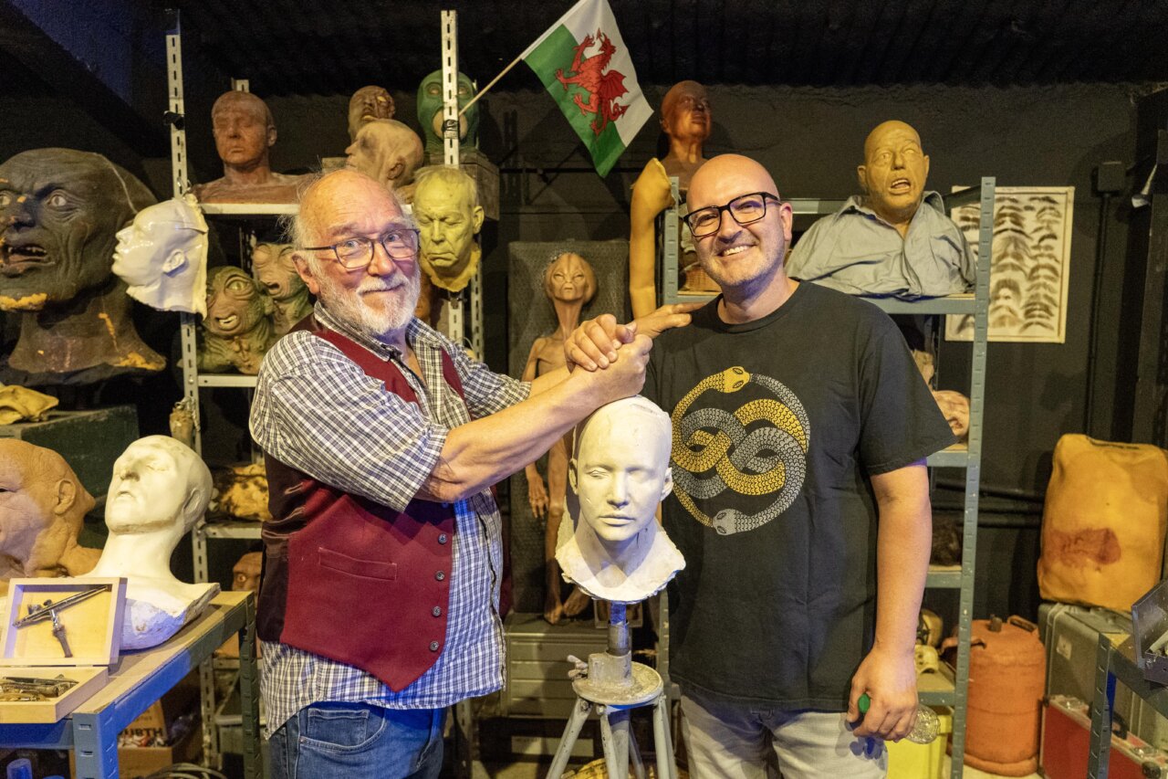 Colin Arthur y un artista en el taller del Museo del Cine