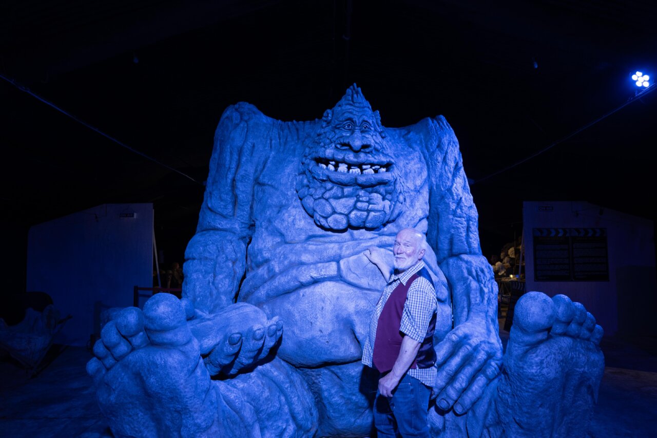 Colin Arthur junto a una escultura en el Museo del Cine en Valoria la Buena