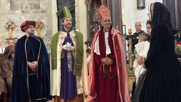 Actores vestidos de época en la escenificación de Juana I de Castilla