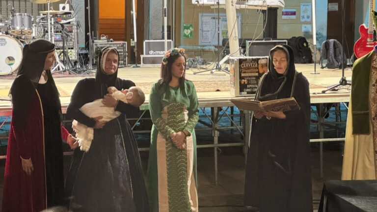Actores en vestimenta histórica durante la escenificación de Juana I de Castilla