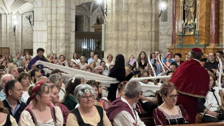 Recreación del cortejo fúnebre de Juana I de Castilla con público atento