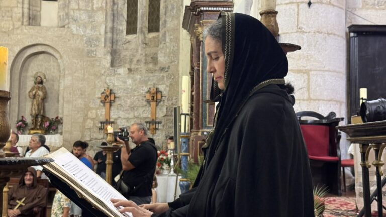 Actriz en la escenificación del cortejo fúnebre de Juana I de Castilla