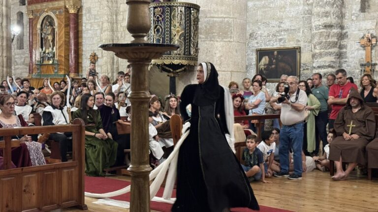 Recreación histórica de Juana I de Castilla en un evento cultural