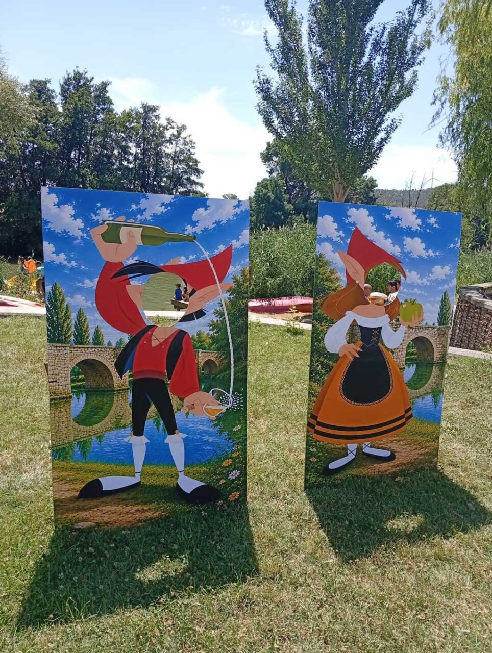 Personajes de cartón en la Fiesta Asturiana de Husillos