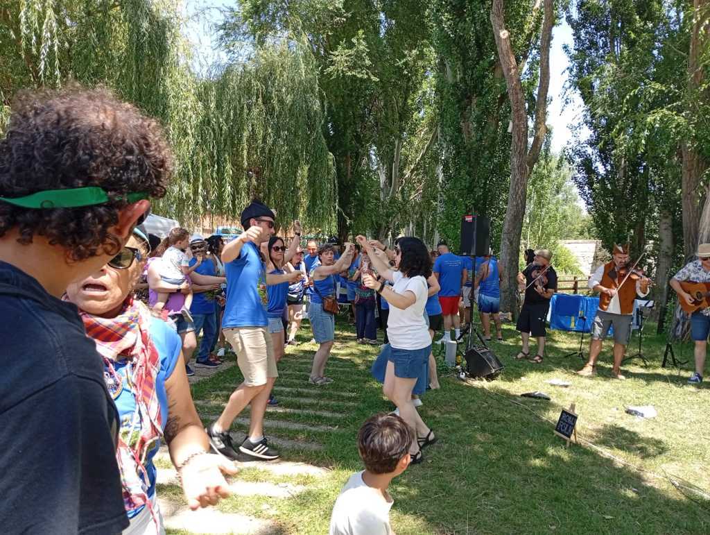Celebración de la Fiesta Asturiana en Husillos con música y baile