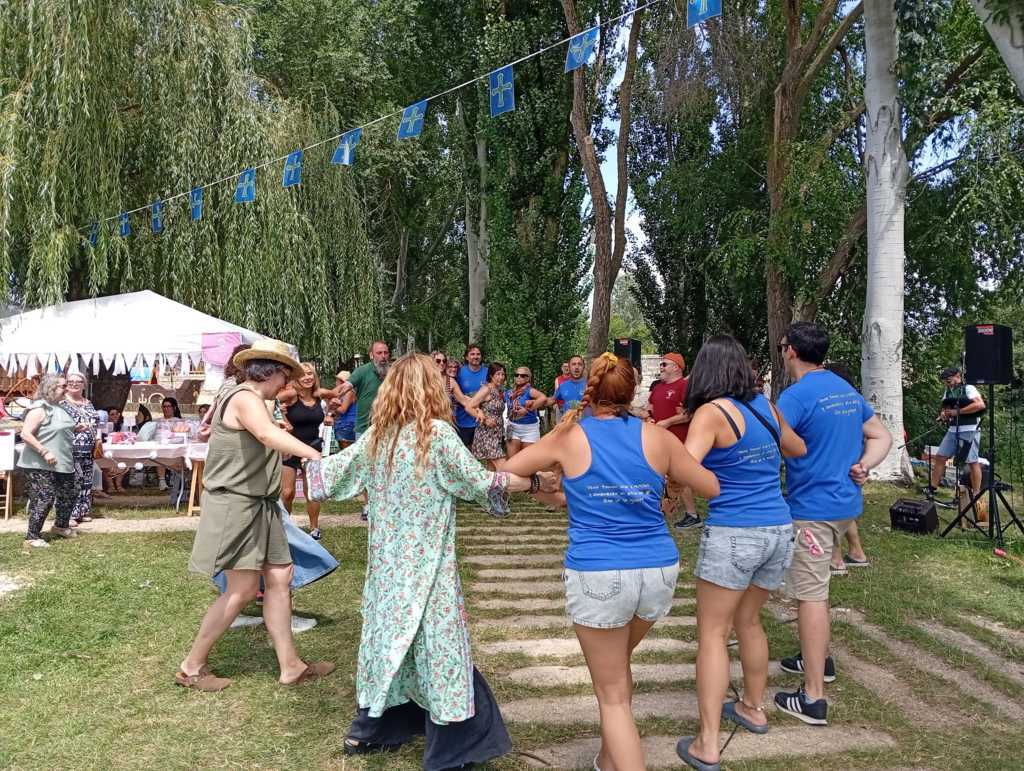 Grupo de personas bailando en la Fiesta Asturiana de Husillos