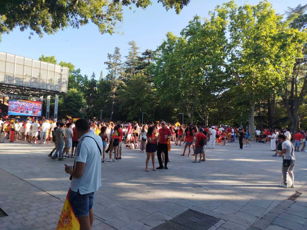 Multitud de personas celebrando en la Plaza España tras la victoria de España en el Mundial