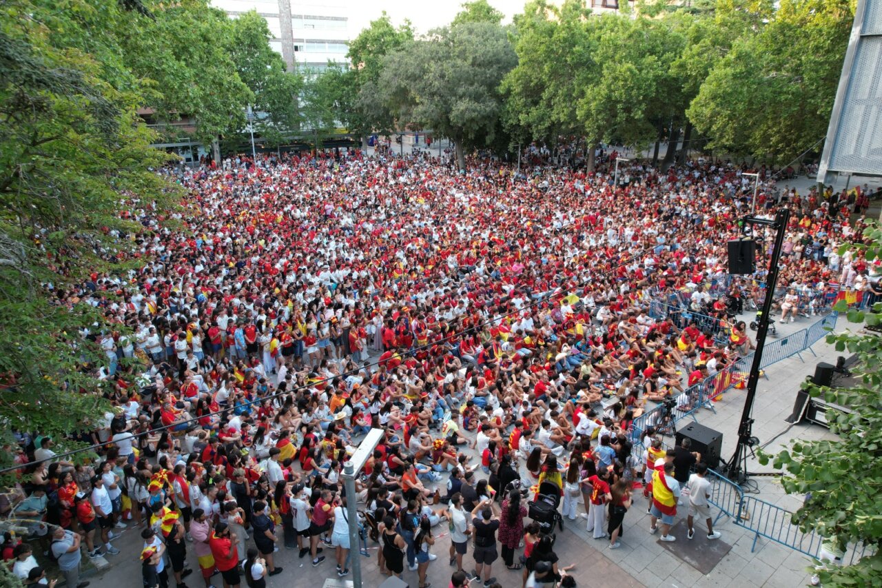 Multitud de aficionados celebrando la victoria de España en el Mundial de fútbol