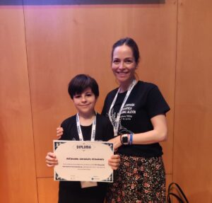 Alejandro González con su diploma de campeón de la Olimpiada Matemática