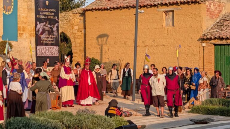 Representación histórica en Husillos con vecinos vestidos de época
