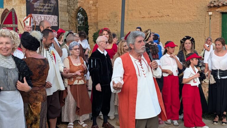 Vecinos de Husillos recrean escenas históricas en un evento comunitario